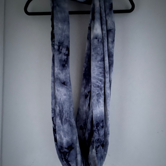 Blue & white NWOT Stretchy infinity scarf - Picture 8 of 9